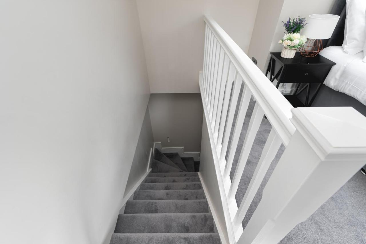 Skyvillion - Cozy Large 4 & 1 Bed Apartments In London Enfield, Mins To Tube Station, Free Wi-Fi Exteriör bild
