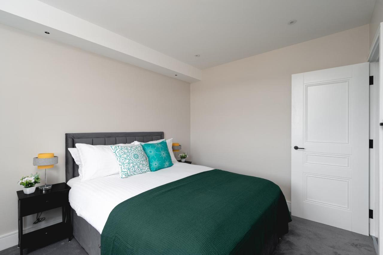 Skyvillion - Cozy Large 4 & 1 Bed Apartments In London Enfield, Mins To Tube Station, Free Wi-Fi Exteriör bild
