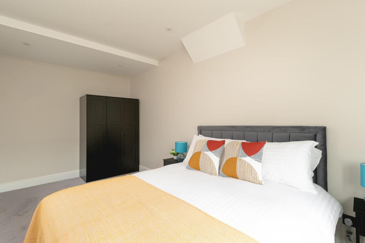 Skyvillion - Cozy Large 4 & 1 Bed Apartments In London Enfield, Mins To Tube Station, Free Wi-Fi Exteriör bild