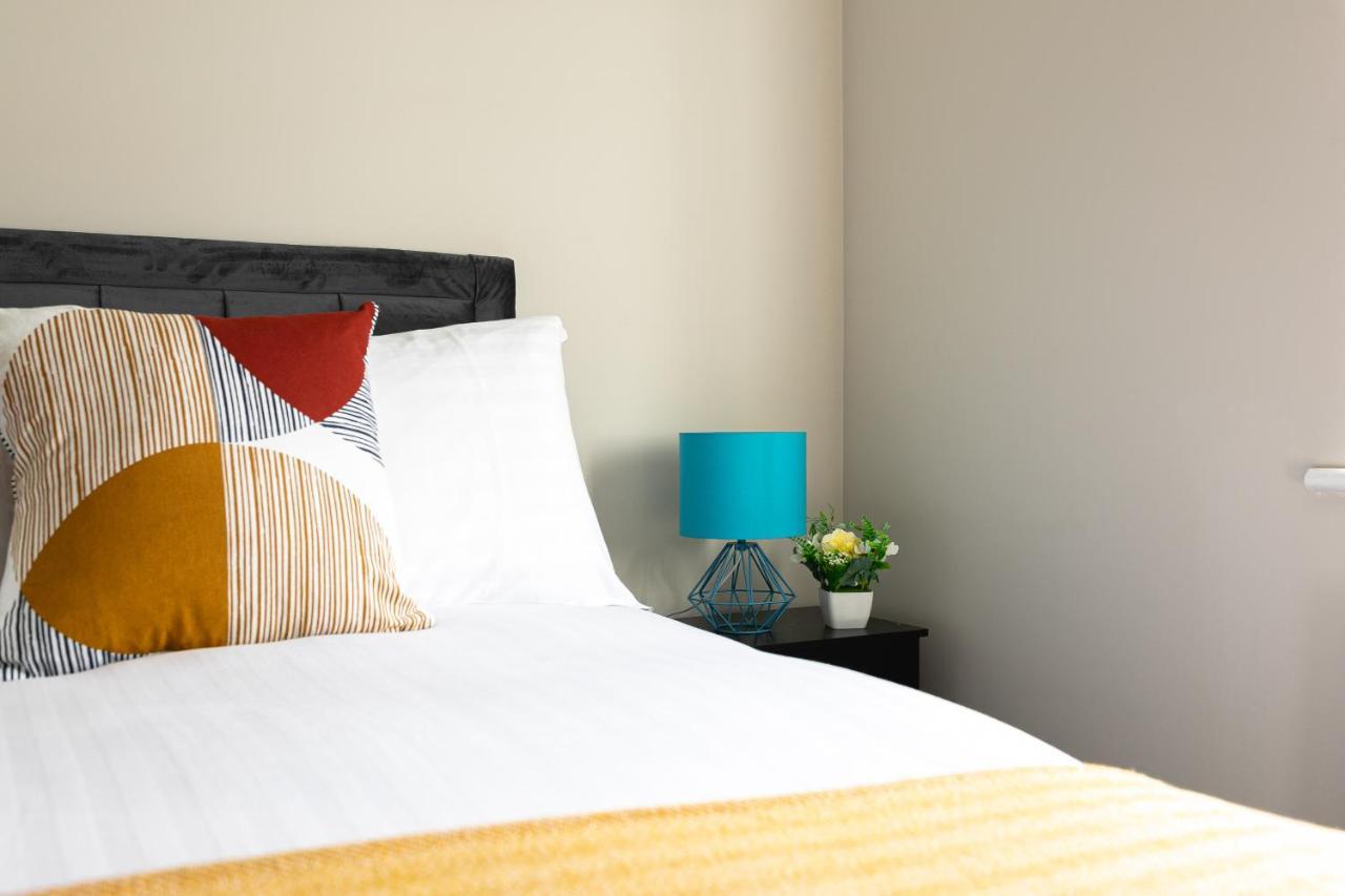 Skyvillion - Cozy Large 4 & 1 Bed Apartments In London Enfield, Mins To Tube Station, Free Wi-Fi Exteriör bild