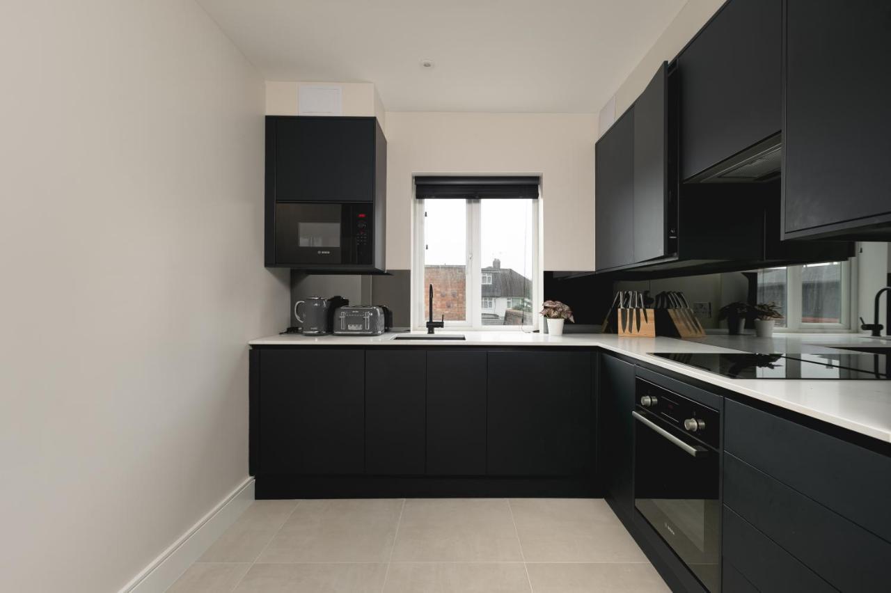 Skyvillion - Cozy Large 4 & 1 Bed Apartments In London Enfield, Mins To Tube Station, Free Wi-Fi Exteriör bild