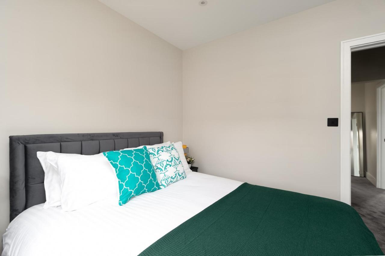 Skyvillion - Cozy Large 4 & 1 Bed Apartments In London Enfield, Mins To Tube Station, Free Wi-Fi Exteriör bild