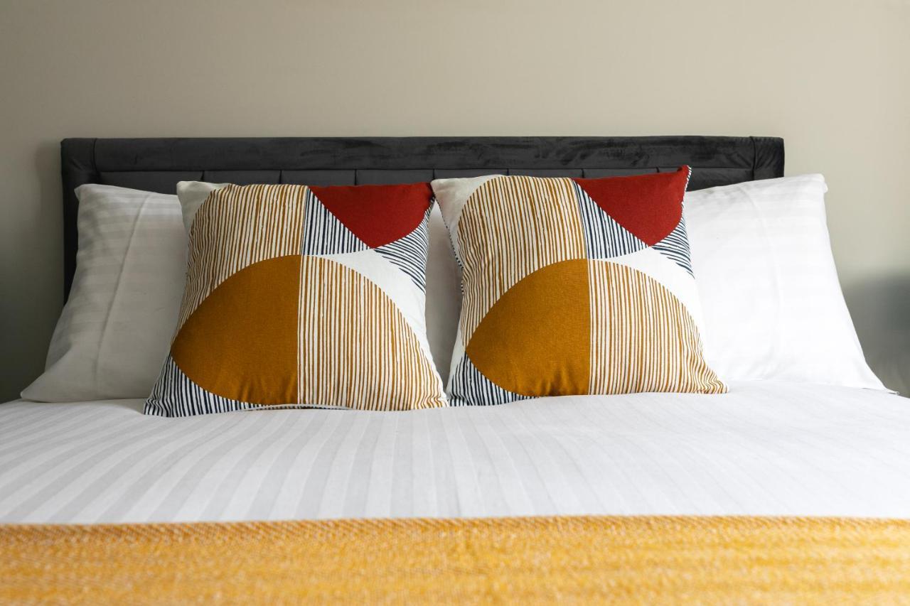 Skyvillion - Cozy Large 4 & 1 Bed Apartments In London Enfield, Mins To Tube Station, Free Wi-Fi Exteriör bild